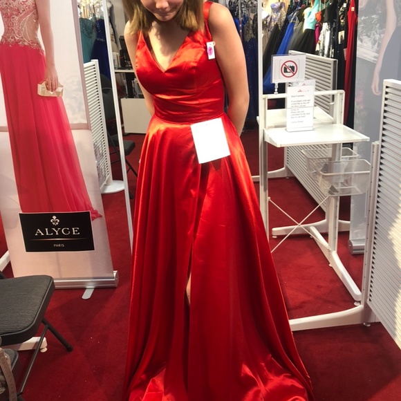 Woman’s dress - Picture 1 of 5